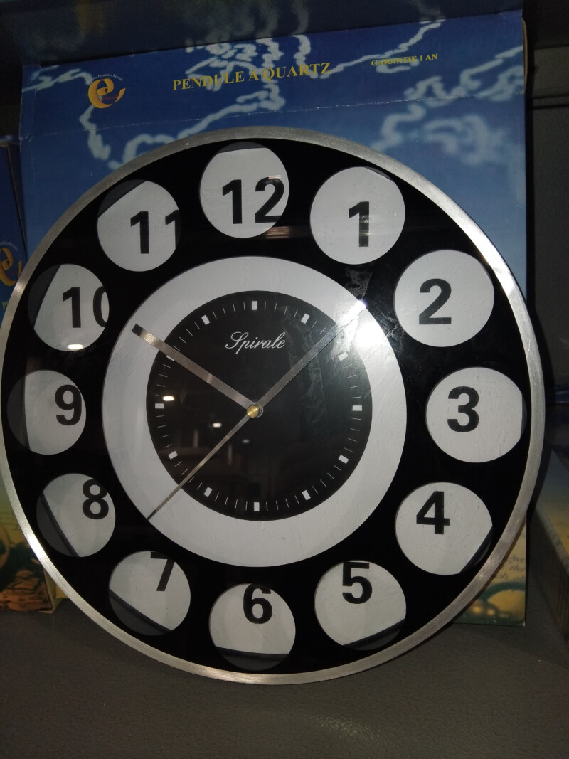 HORLOGE NOIRE – L’ÉLÉGANCE INTEMPORELLE DU TEMPS