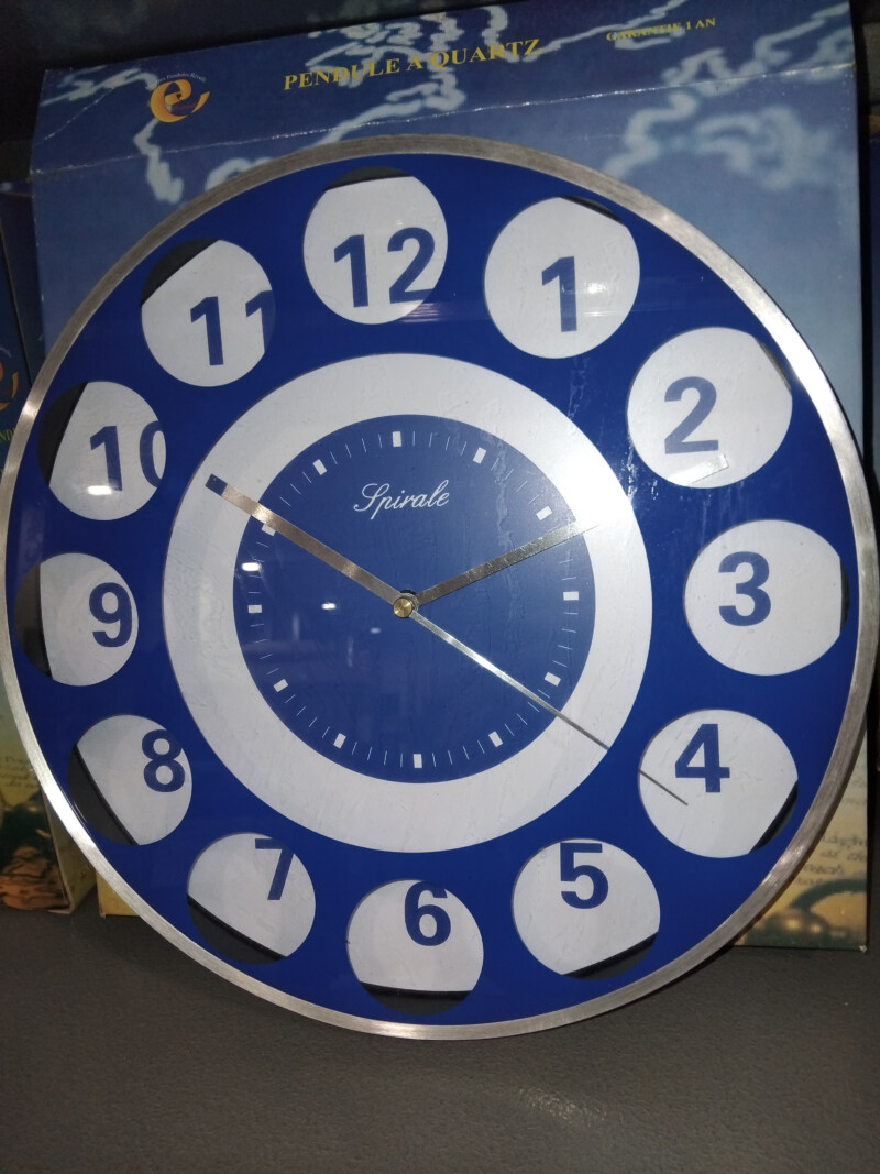 🔵 HORLOGE BLEUE – LE TEMPS EN TOUTE SÉRÉNITÉ