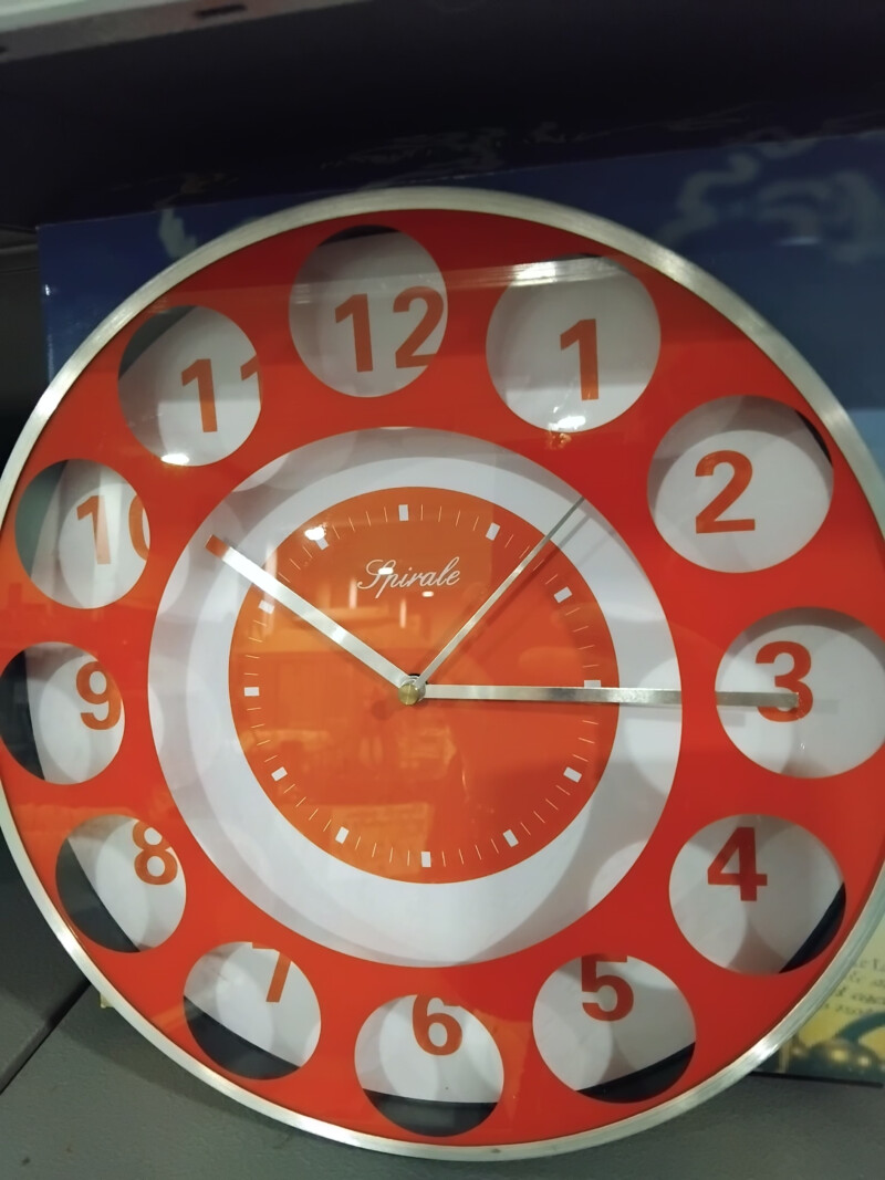 🔴 HORLOGE ROUGE – LE TEMPS PREND DE LA COULEUR