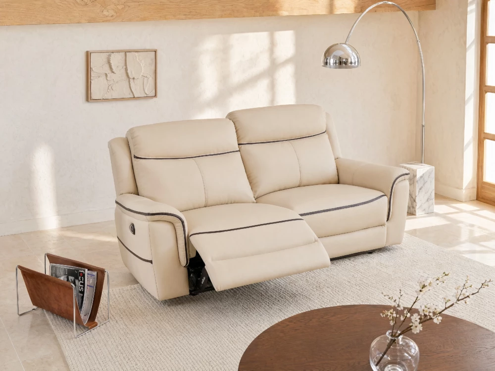 Le cuir beige apporte une touche de modernité et de luminosité à votre salon.