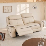 Le cuir beige apporte une touche de modernité et de luminosité à votre salon.