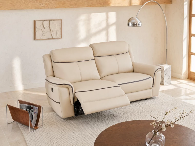 Le cuir beige apporte une touche de modernité et de luminosité à votre salon.